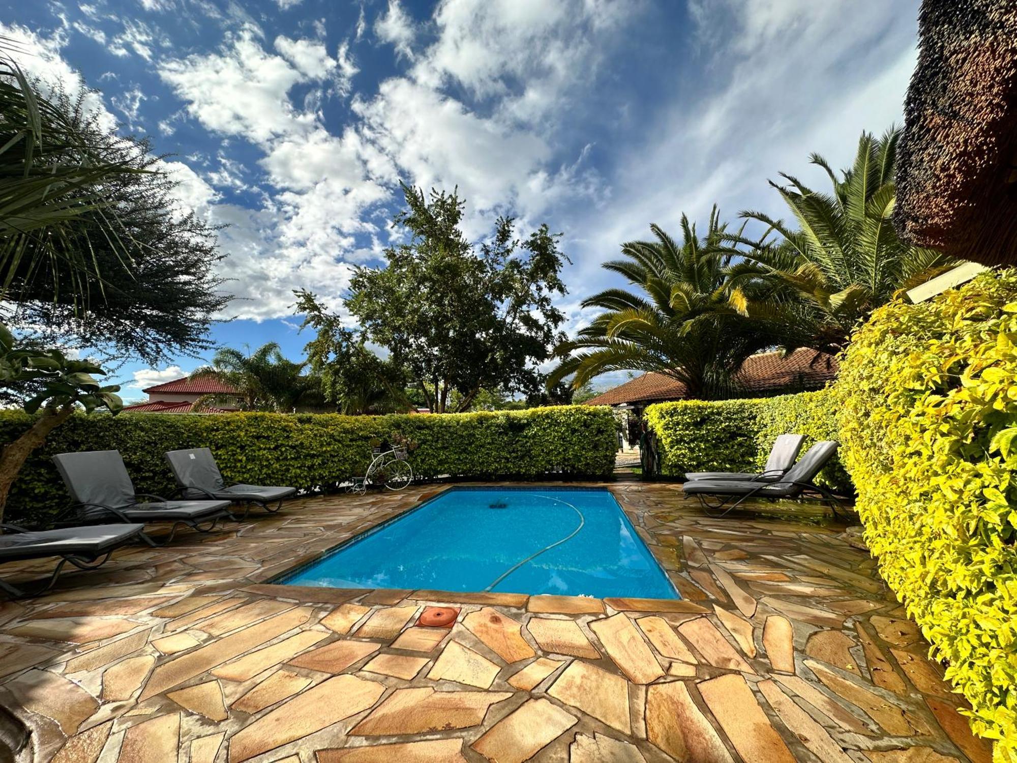 Kamaku Guesthouse Cc Otjiwarongo Exteriör bild