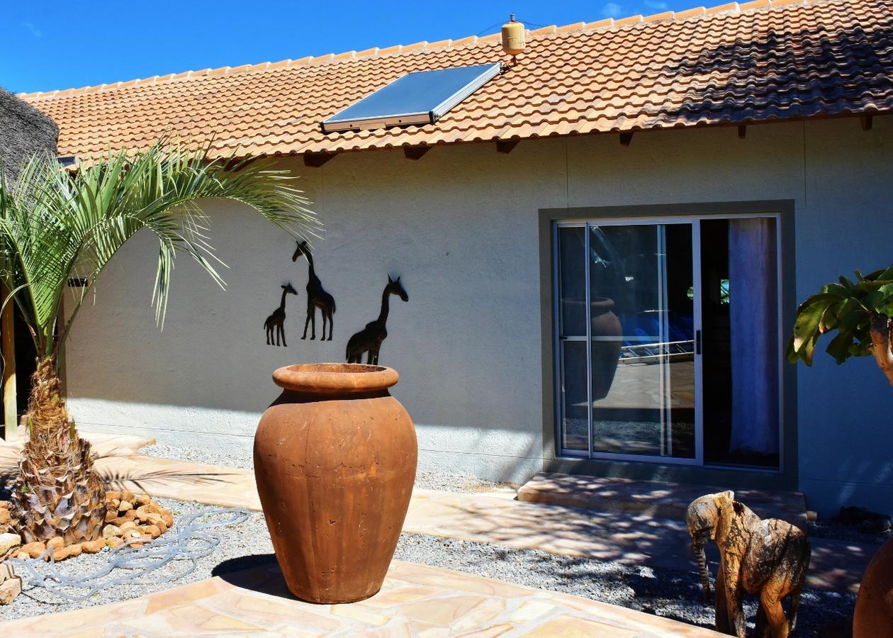 Kamaku Guesthouse Cc Otjiwarongo Exteriör bild