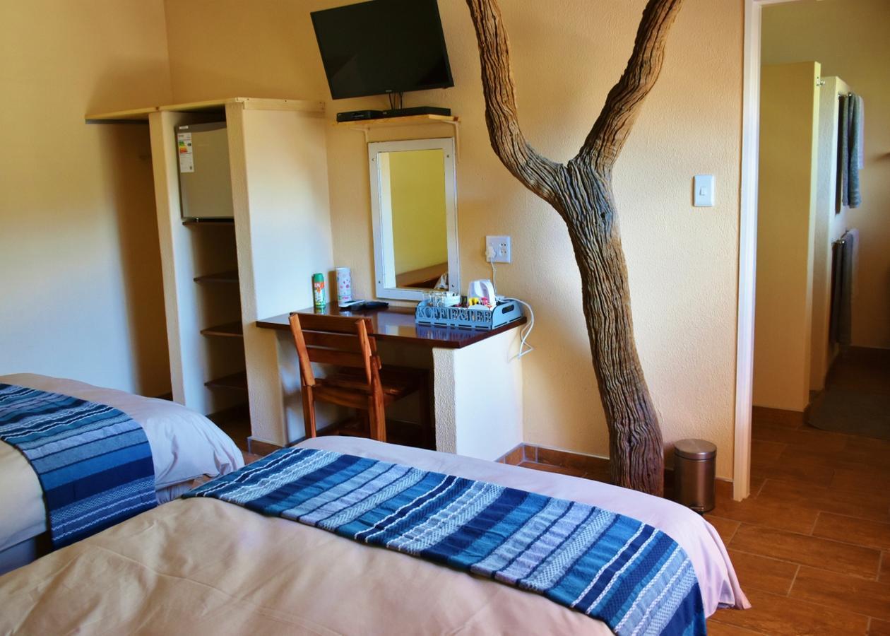 Kamaku Guesthouse Cc Otjiwarongo Exteriör bild