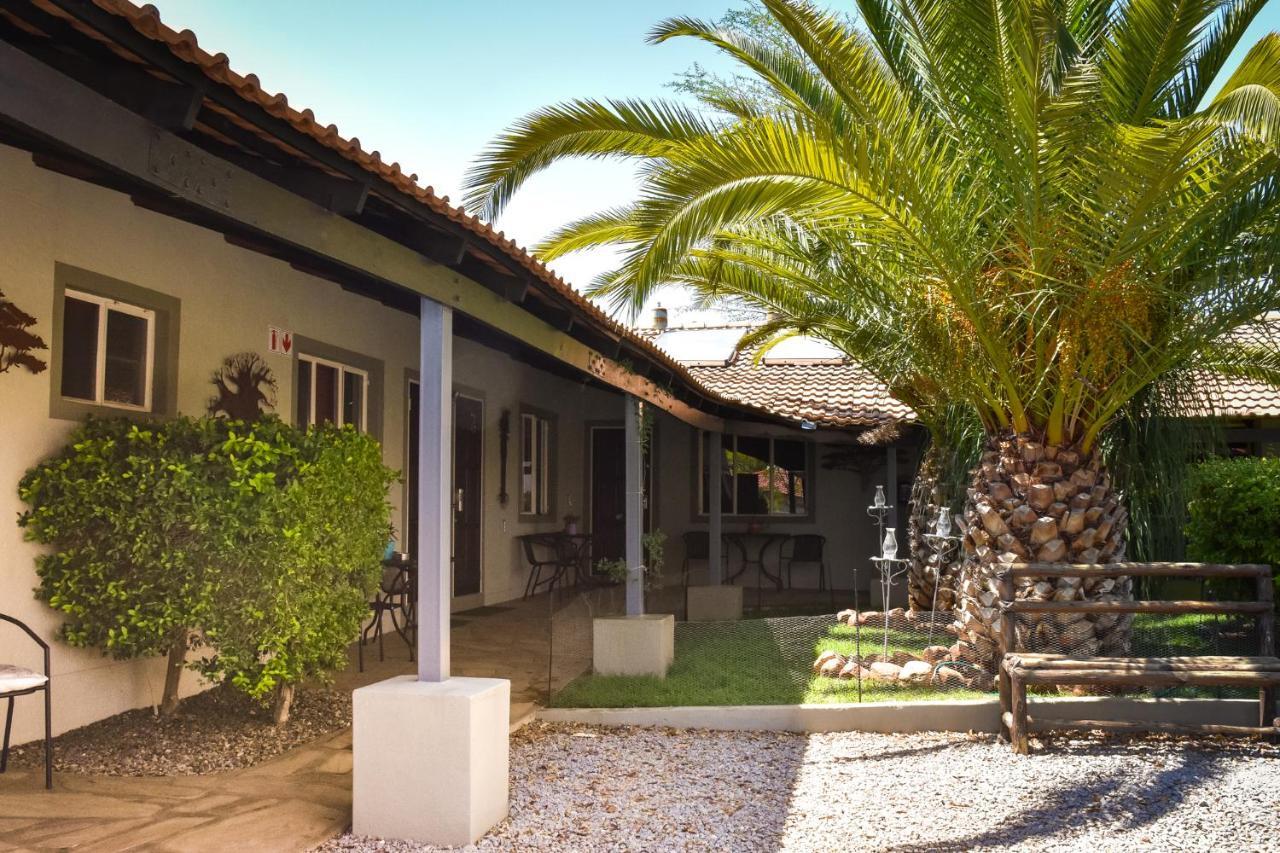 Kamaku Guesthouse Cc Otjiwarongo Exteriör bild