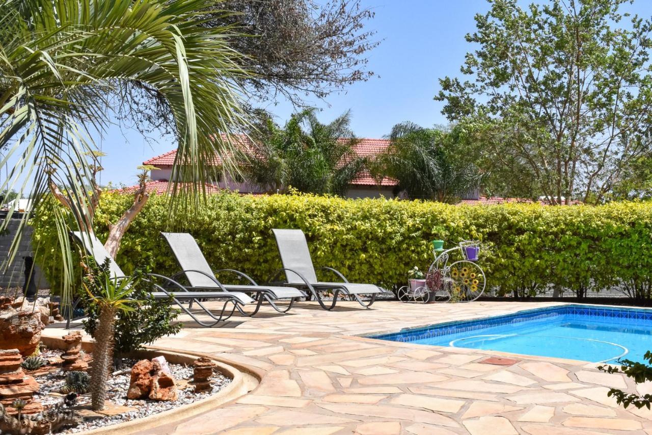 Kamaku Guesthouse Cc Otjiwarongo Exteriör bild